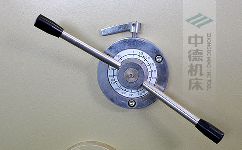 ZDS-840剪板機(jī)刀片間隙手動(dòng)調(diào)節(jié)器，刻度清淅，調(diào)節(jié)省力又簡便.jpg